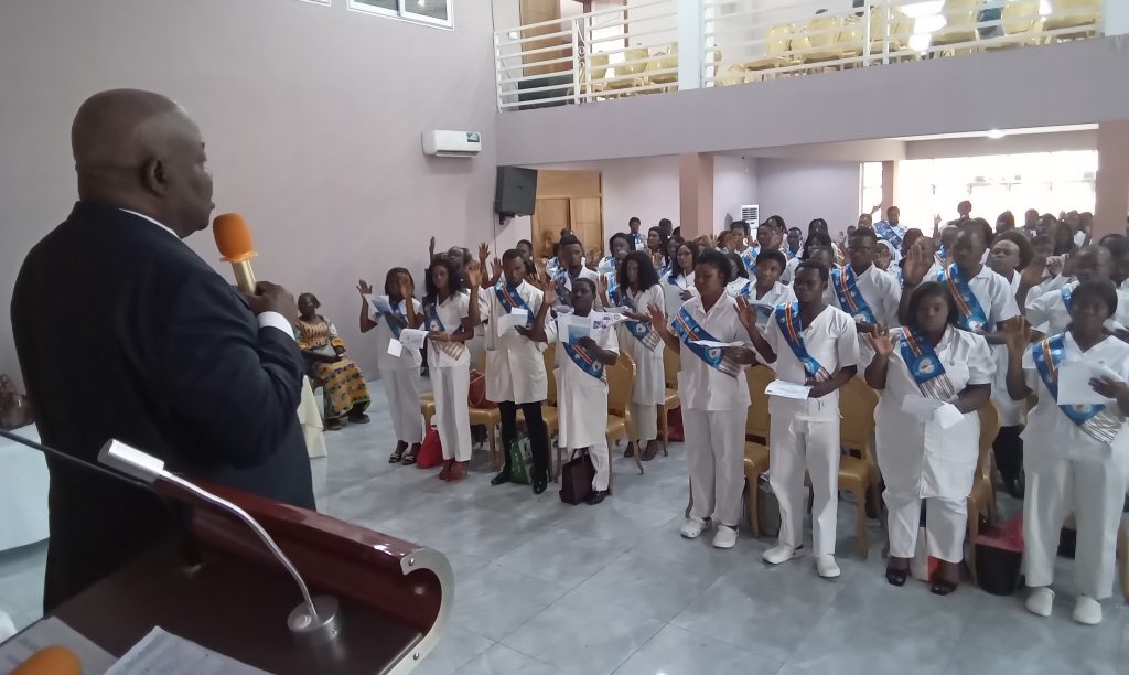 Kinshasa-Serment de l’Infirmier : Plus de trois cents Infirmiers et Infirmiers Admis au Tableau de l’Ordre prêtent Serment devant le Président national ! 20250412 113815 1024x612